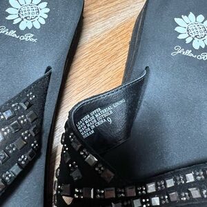 Yellow box size 9 black flip-flops new